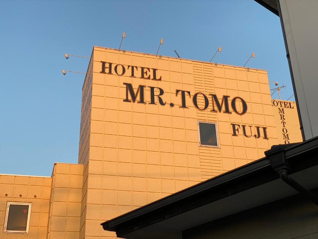 富士市MR TOMO FUJI的一座写着字的酒店 mr toro on it