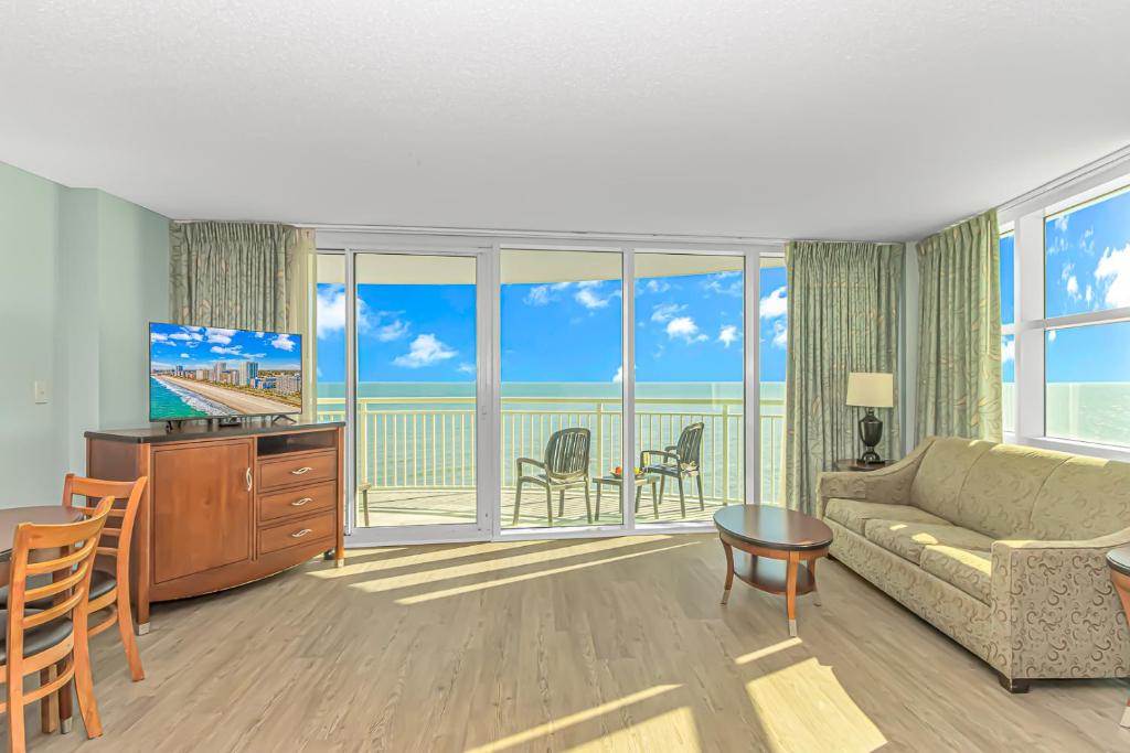 默特尔比奇Sandy Beach 1612的带沙发的客厅,享有海景