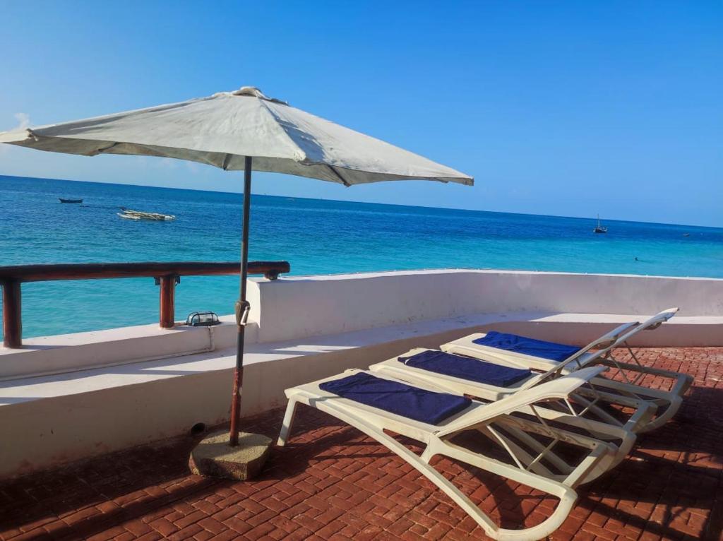 南威Blue Tides Hotel的海滩上带遮阳伞的躺椅