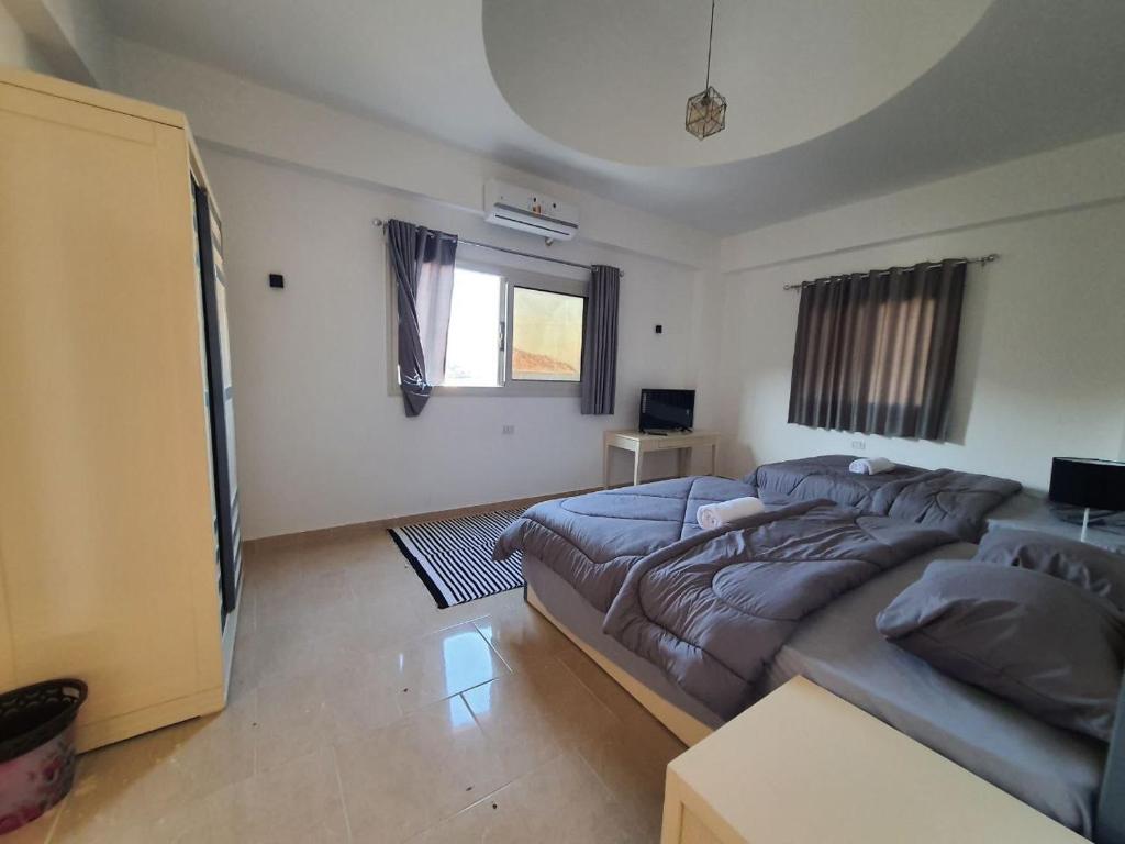 达哈布Al Deira Dahab Residence的客厅配有床和沙发