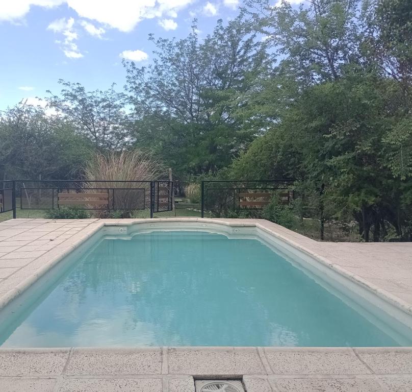 吉亚迪诺镇Sueño Zen的庭院里的一个蓝色海水游泳池