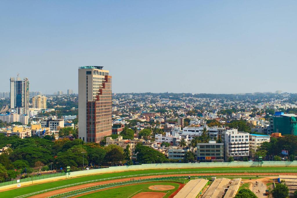 班加罗尔Renaissance Bengaluru Race Course Hotel的享有高楼城市美景