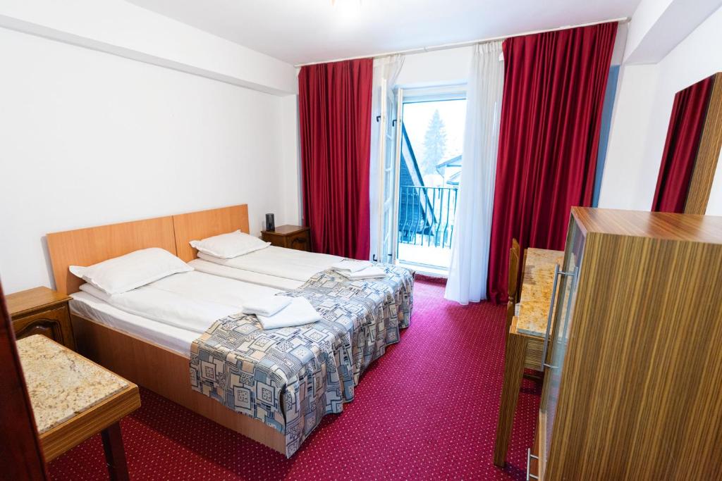 普雷代亚尔Mountain Breeze的酒店客房设有床和窗户。