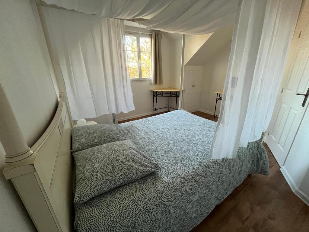 埃尔顿Cottage Duplex golf de Limère prox Orléans的一间卧室设有一张床和一个窗口
