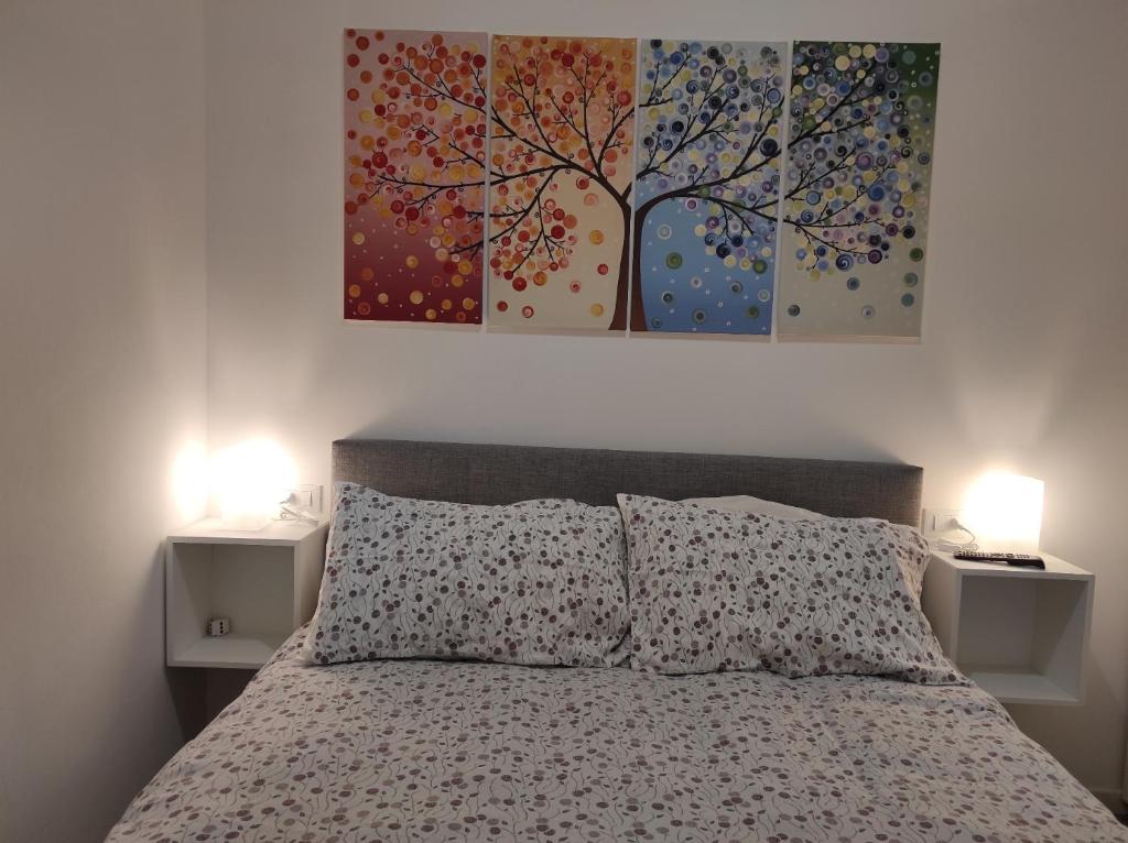 帕尔马KAIROS RESIDENCE的卧室配有一张床,墙上挂有两幅画