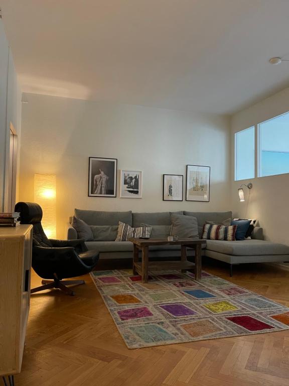 赫尔辛堡Stor lägenhet - 150 meter från havet.的客厅配有沙发和桌子