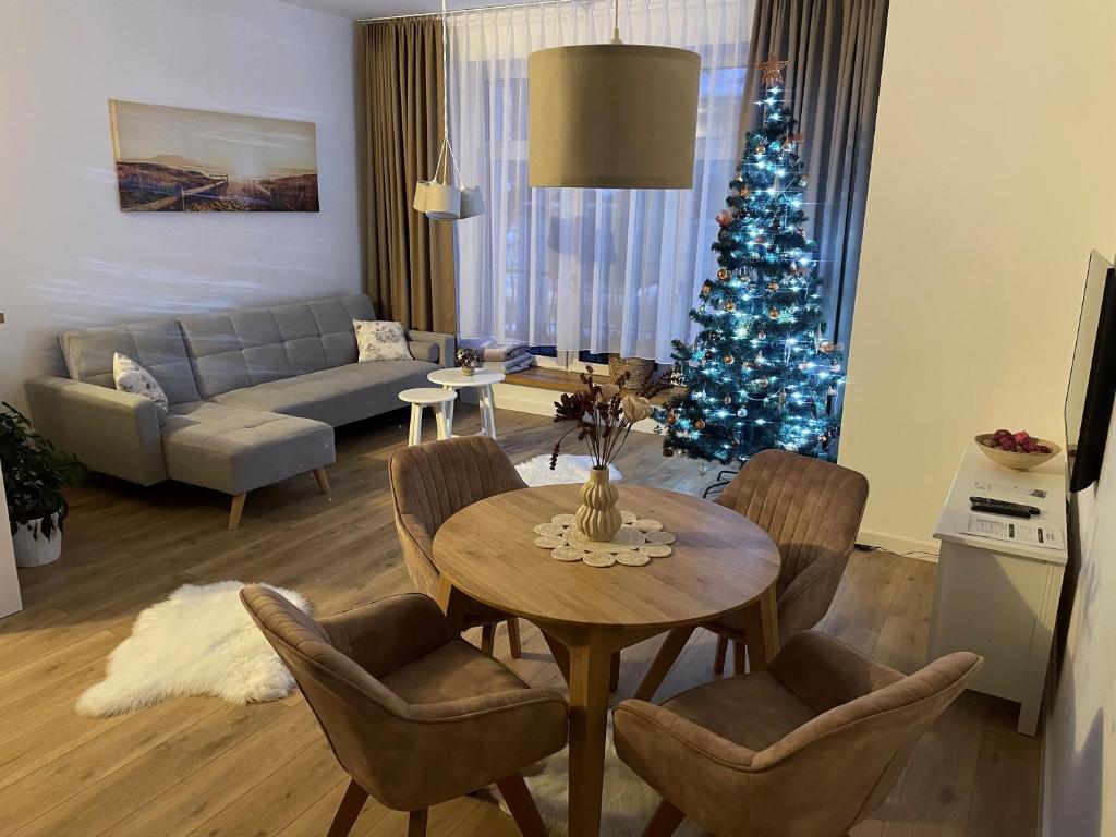 波普拉德the house的客厅配有圣诞树和桌子