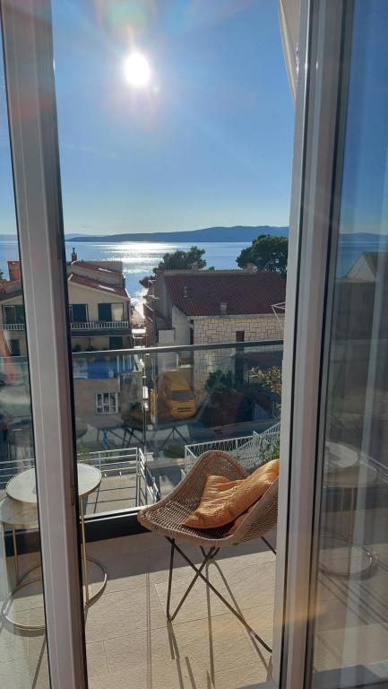 布雷拉Apartments iris的海景阳台上的椅子