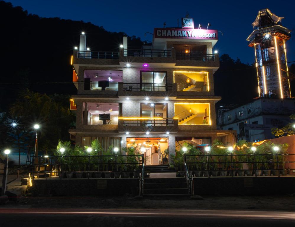 瑞诗凯诗Chanakya Resort的一座建筑物,上面有夜间标志