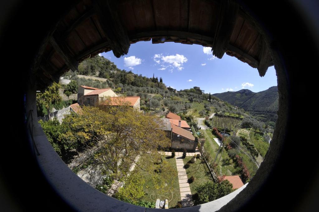 菲纳莱利古雷Agriturismo La Contessa的从村子的圆形窗户欣赏美景