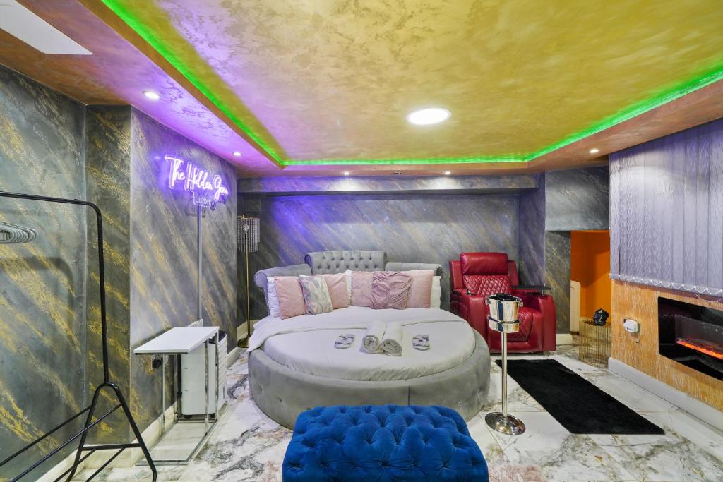 卢顿Hidden Gem Lt Properties Jaccuzi bath massage chair Superkingsize bed Parking available的一间设有一张大床的卧室,位于一间紫色墙壁的房间