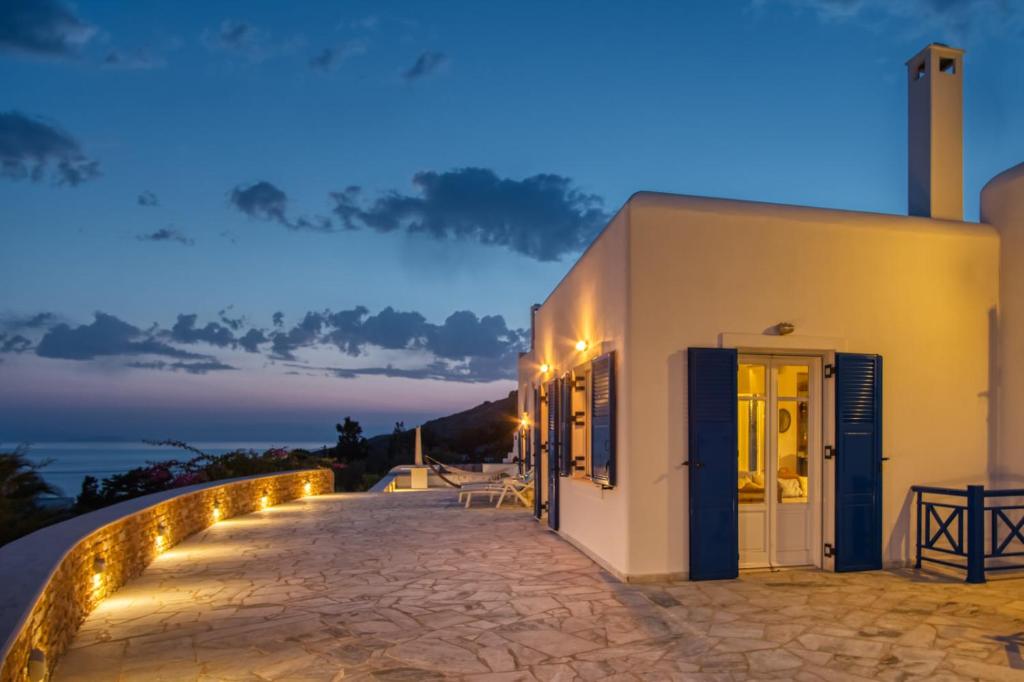 菲尼卡斯Villa Annita, with extraordinary view near the sea的一座建筑,晚上有灯