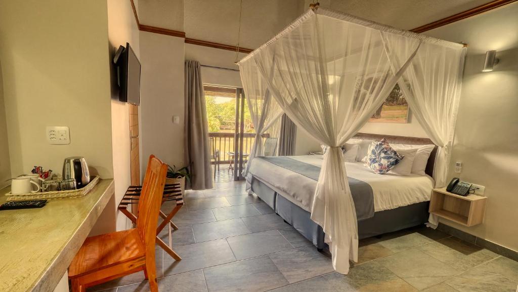 雾观Umbhaba Eco Lodge的一间卧室配有一张带天蓬的床