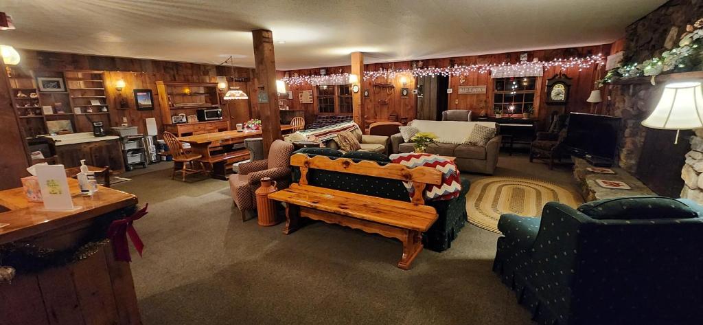 基灵顿Turn of River Lodge的客厅配有沙发和桌子