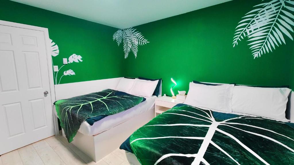 Lower SackvilleFresh & Bright Private Suite的绿色卧室,配有床和绿色的墙壁