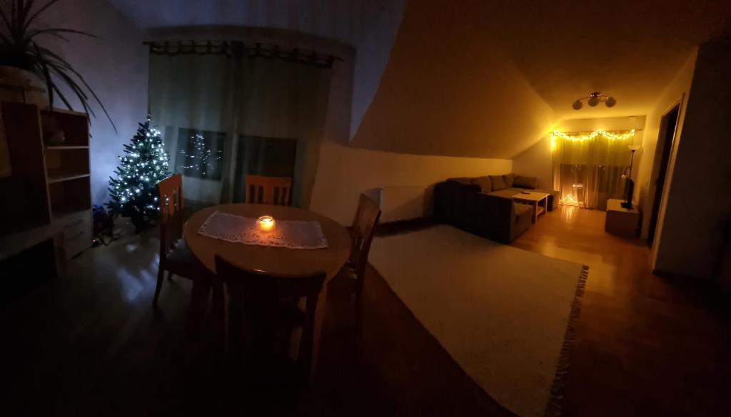 库雷萨雷Juuli apartament的客厅配有圣诞树和桌子