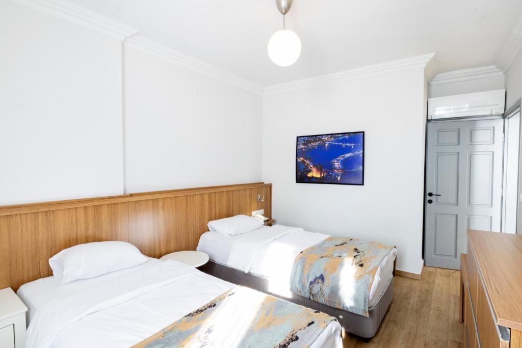 阿拉尼亚Comfort Suites的白色墙壁客房的两张床