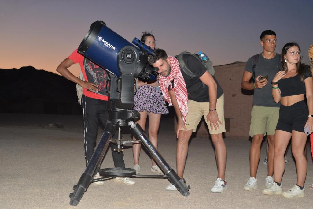 赫尔格达Hurghada Desert stargazing的一群人站在摄像机周围