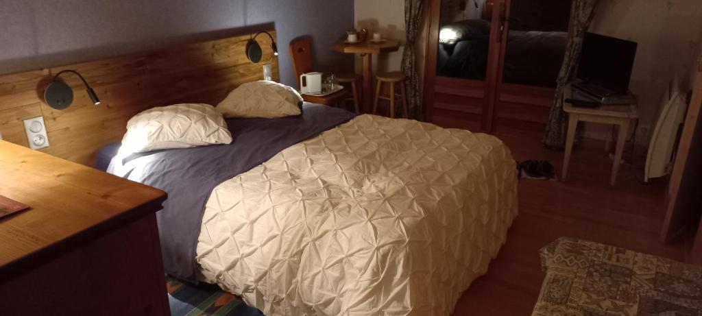 阿尔贝维尔艾特洛住宿加早餐旅馆的一间卧室配有一张大床和木制床头板