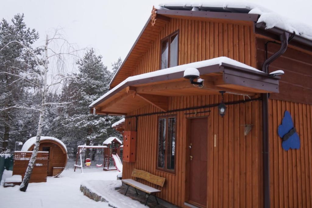 厄尔科Mazury w Pigułce- domek z sauną i balią, Woszczele的屋顶上积雪的小木屋