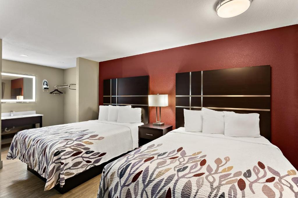 雷丁Red Roof Inn Redding的酒店客房带两张床和一间浴室