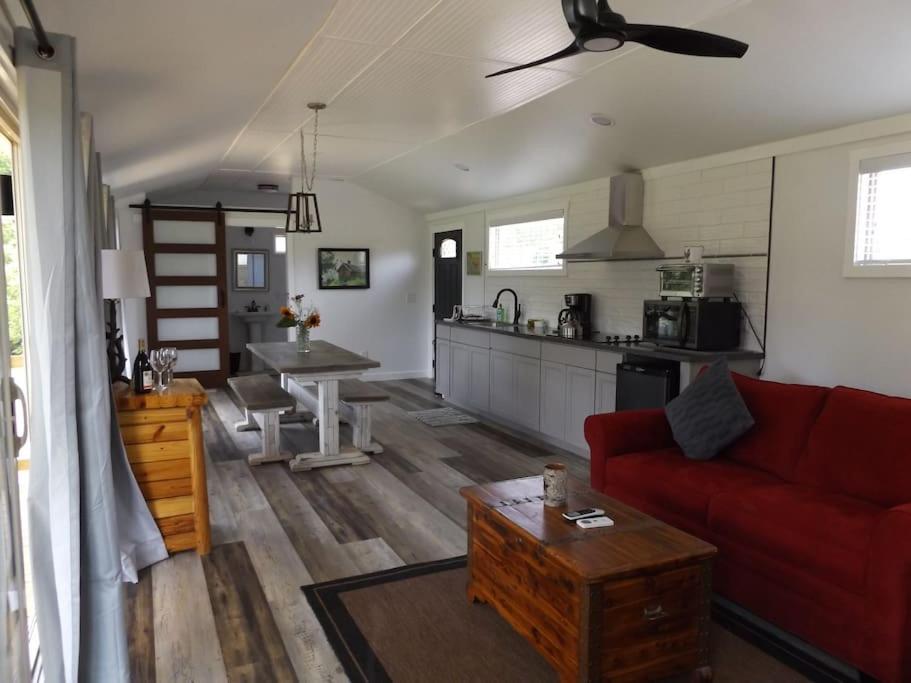 芒特艾里The Ranch in Mt Airy的一间带红色沙发的客厅和一间厨房