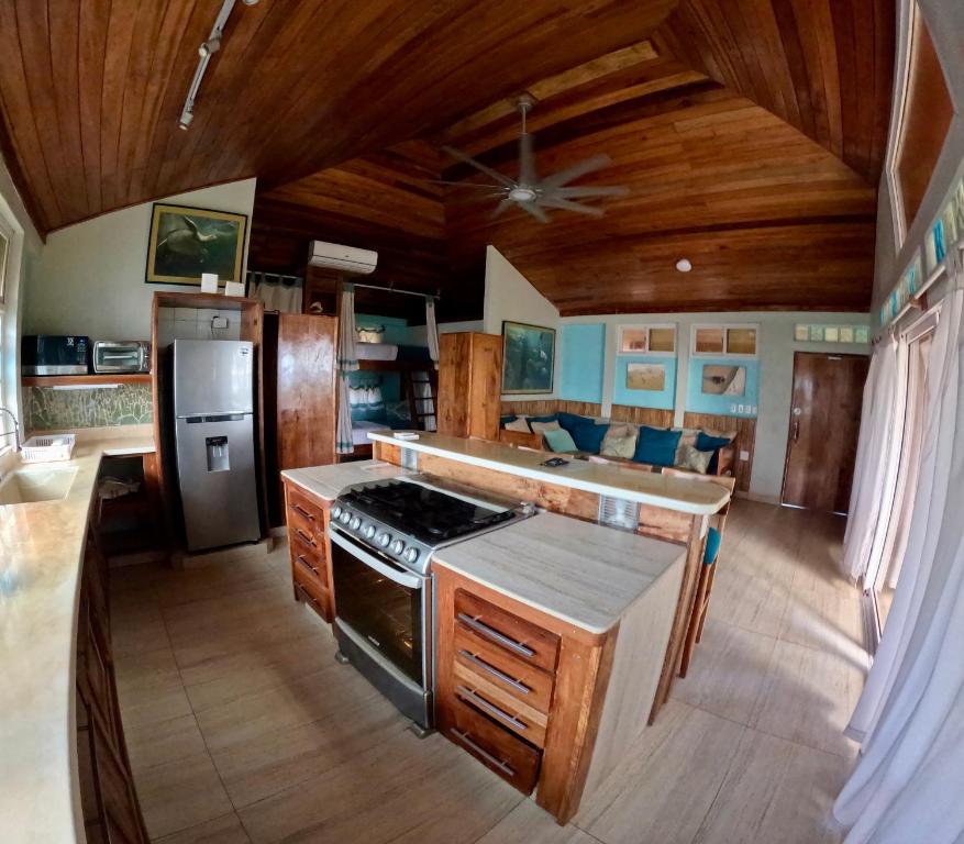 玉米岛Turtles Nest Bunkhouse at Lodge at Long Bay的厨房设有木制天花板和炉灶烤箱。