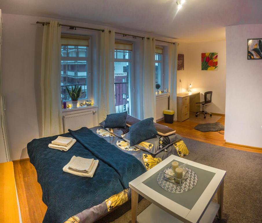 奥尔什丁Komfortowy Apartament Belweder的一间卧室配有一张蓝色的床和一张桌子