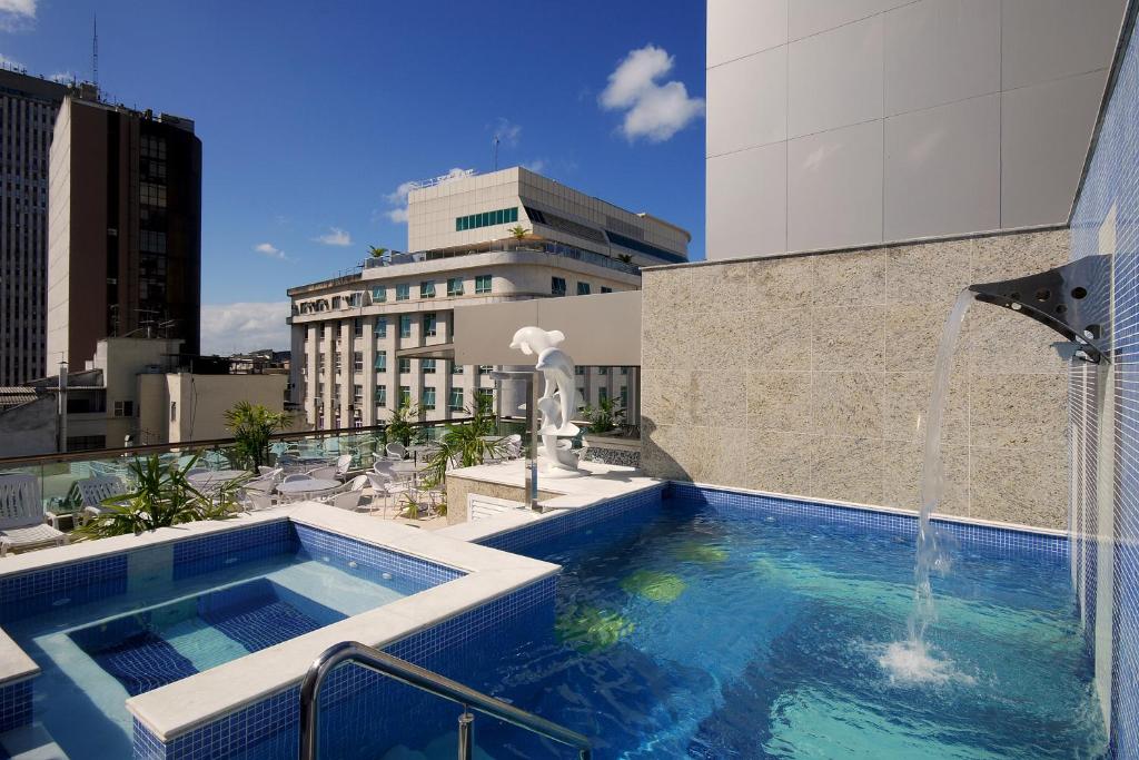里约热内卢大西洋商务中心酒店的一座带喷泉的建筑的顶部游泳池