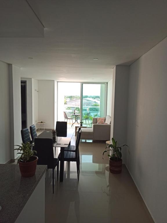 里奥阿查Hermoso apartamento frente al mar的客厅配有桌椅和沙发