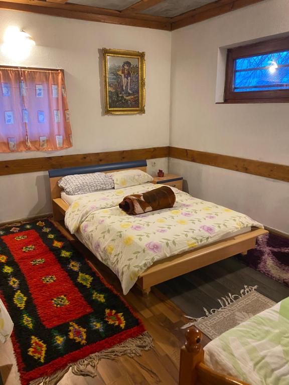 察津Farma 2的一间小卧室,配有床和地毯