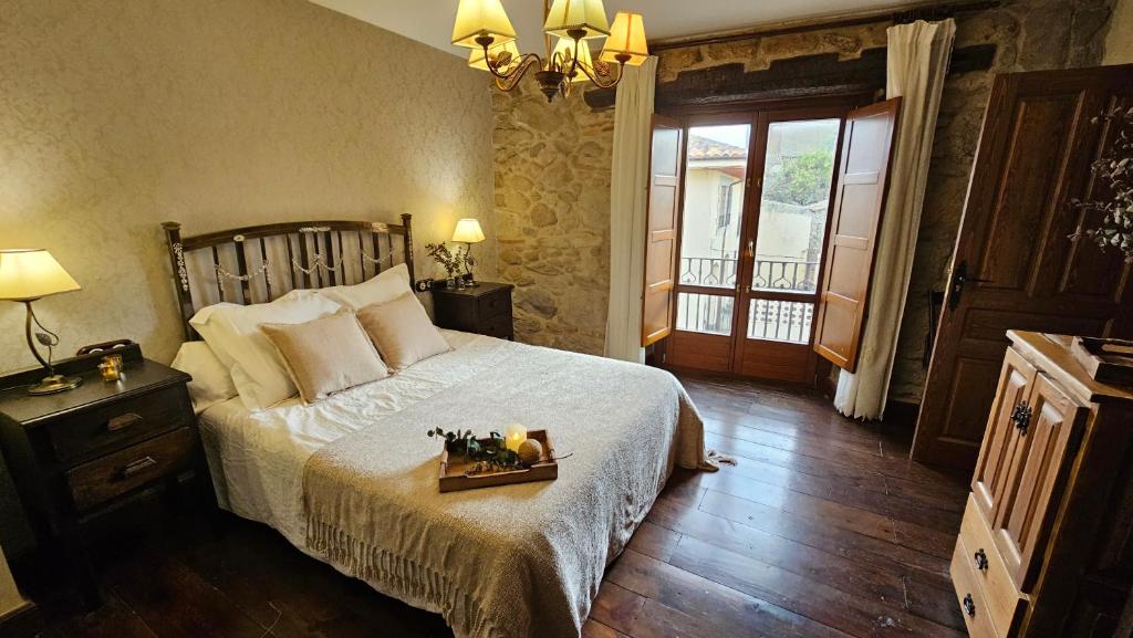 莱德斯马La Clerecia de Ledesma的一间卧室配有一张床,上面放着一个食物托盘