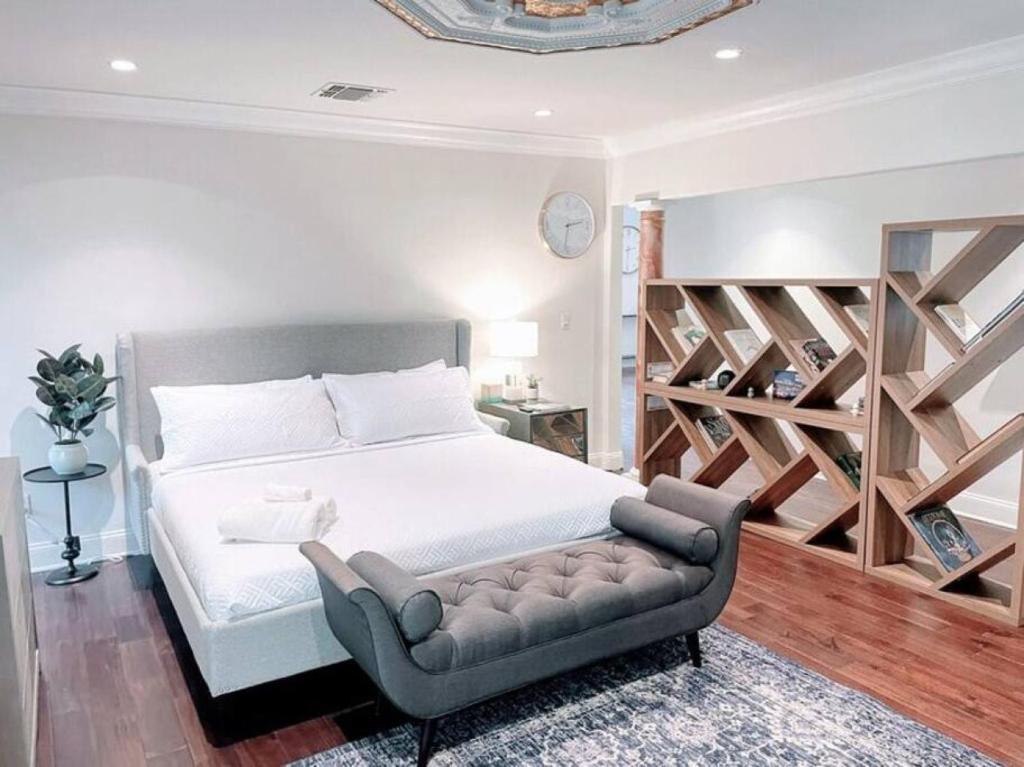 洛杉矶Charming 6BR Family Home with Private Pool -ENC-UC的一间卧室配有床、椅子和书架