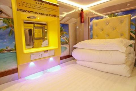 杭州Hangzhou Memory Travel International Hotel-Edge Westlake的一间设有黄色和黄色标志的床的房间