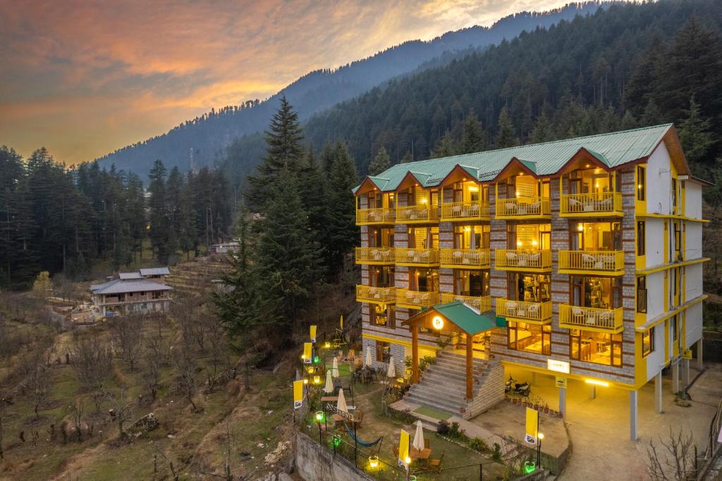 马拉里The Hosteller Manali, Old Manali的山脉酒店空中景色