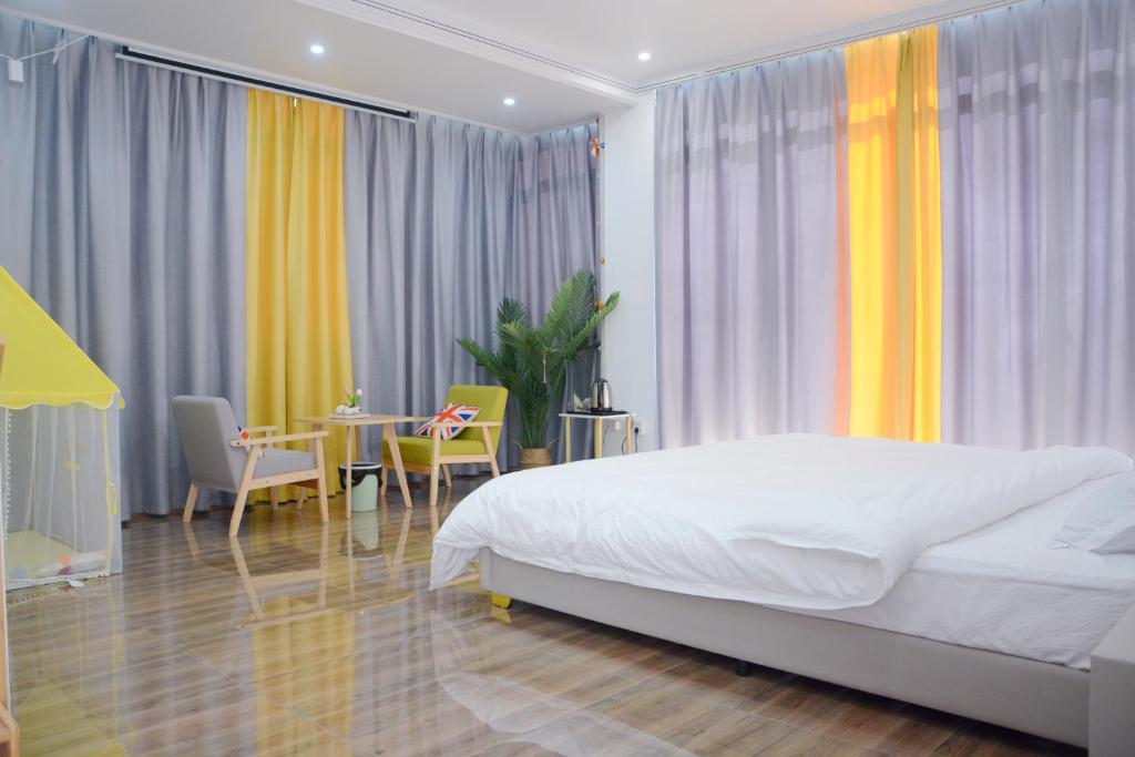 梅州湄洲岛悦榕湾民宿的卧室配有一张床和一张桌子及椅子