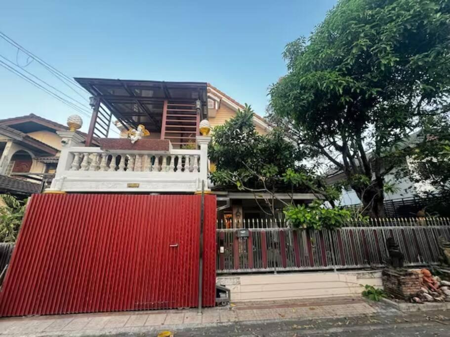 Ban O Pao曼谷独栋Lat Phrao精品别墅的房屋前的红墙