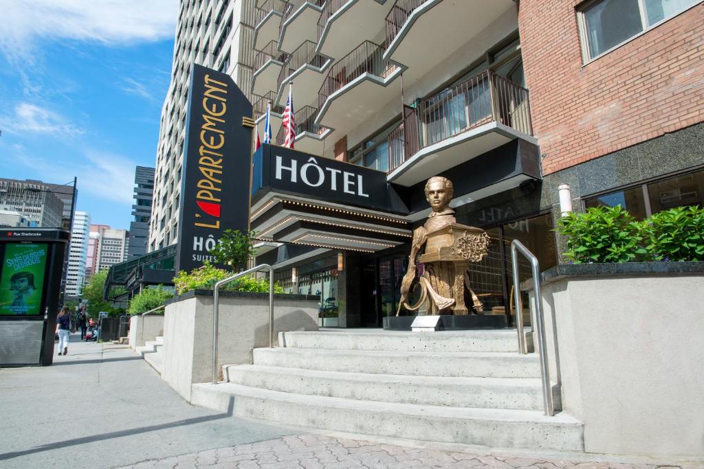 蒙特利尔公寓酒店的一座酒店前的男人雕像