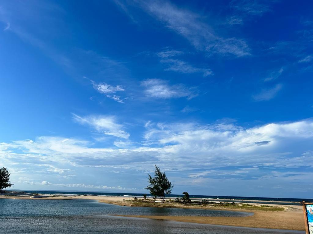 伊尼扬巴内Barra house的蓝色天空下一片水,云朵
