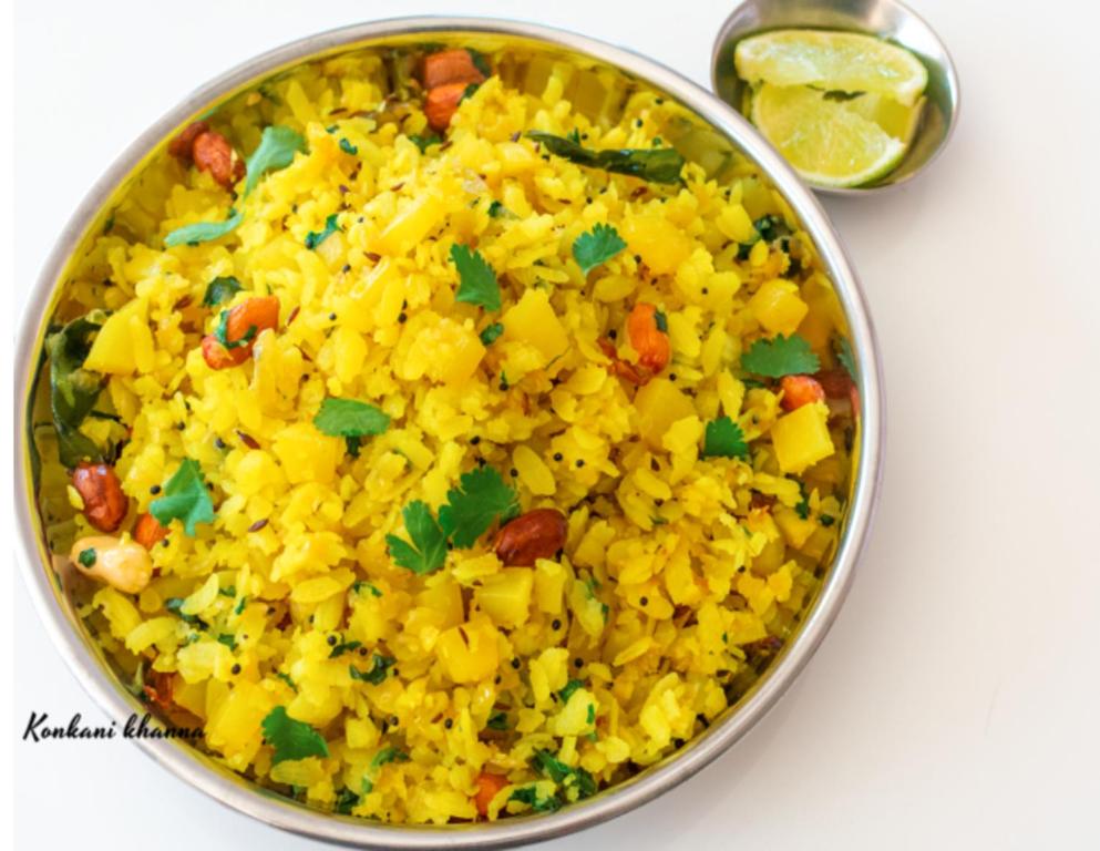 孟买Hotel Powai Residency的桌上一碗黄色的米饭,配上汤匙