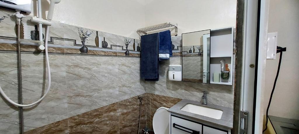 邦美蜀SKY HOMESTAY的浴室配有卫生间、盥洗盆和淋浴。