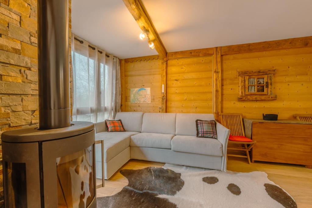 里雾诗Le Prarion 63B - Happy Rentals的带沙发和壁炉的客厅