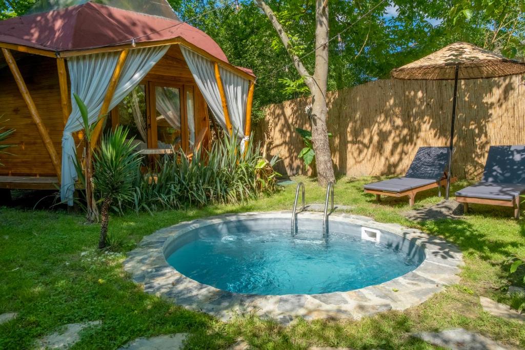 萨卡里亚Rain Sapanca的庭院中带凉亭的小游泳池