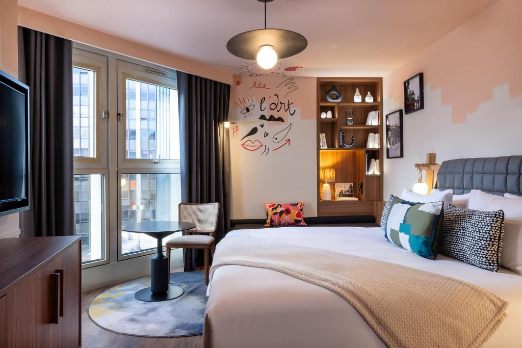 巴黎Les Artistes的酒店客房设有床和窗户。
