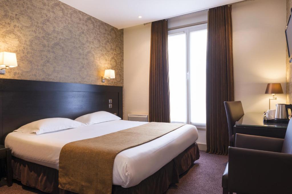 巴黎沃尔尼歌剧酒店的一间设有大床和窗户的酒店客房