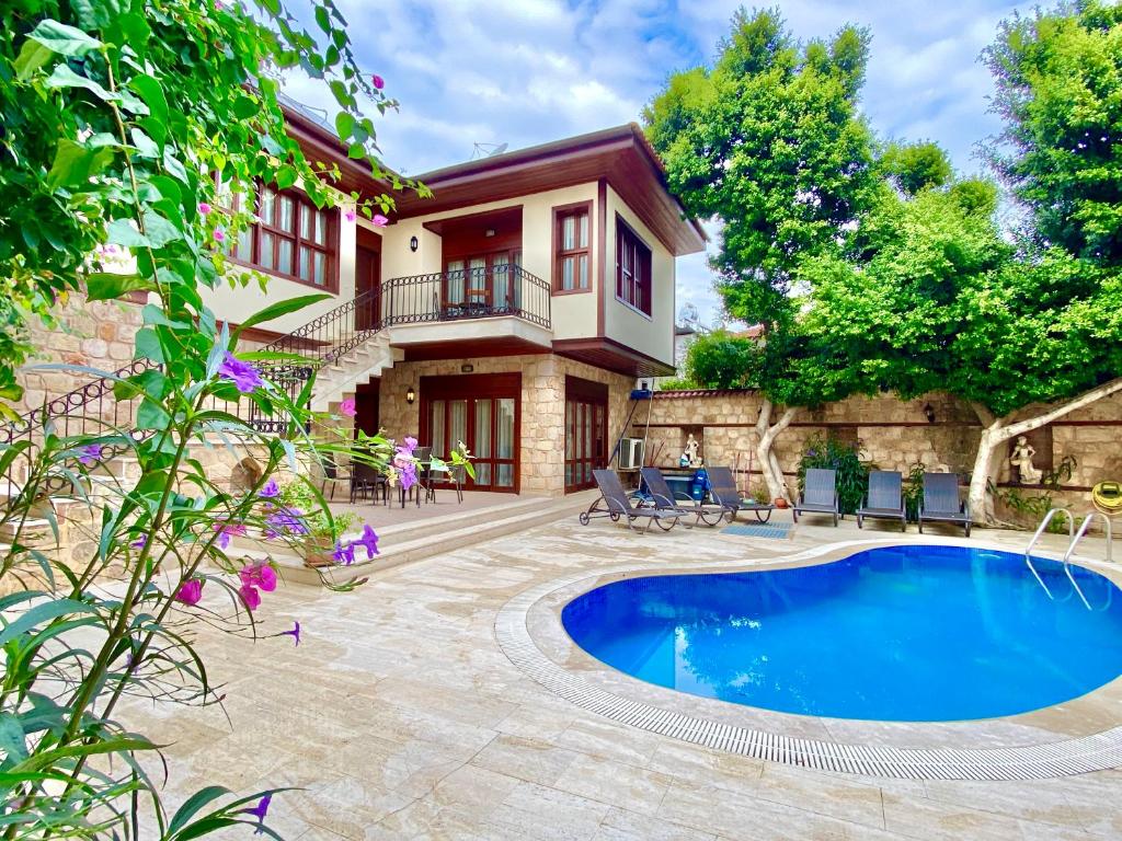 安塔利亚Attalos Villa的房屋前有游泳池的房子