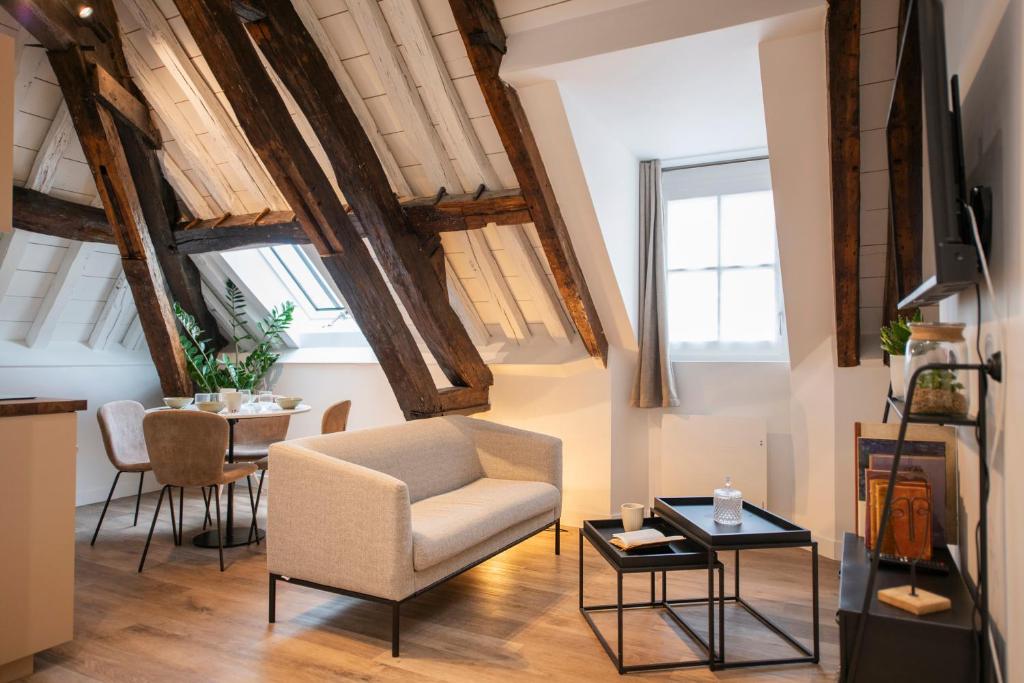 桑斯Le Laurencin Sens - Le Comble的客厅配有椅子和桌子