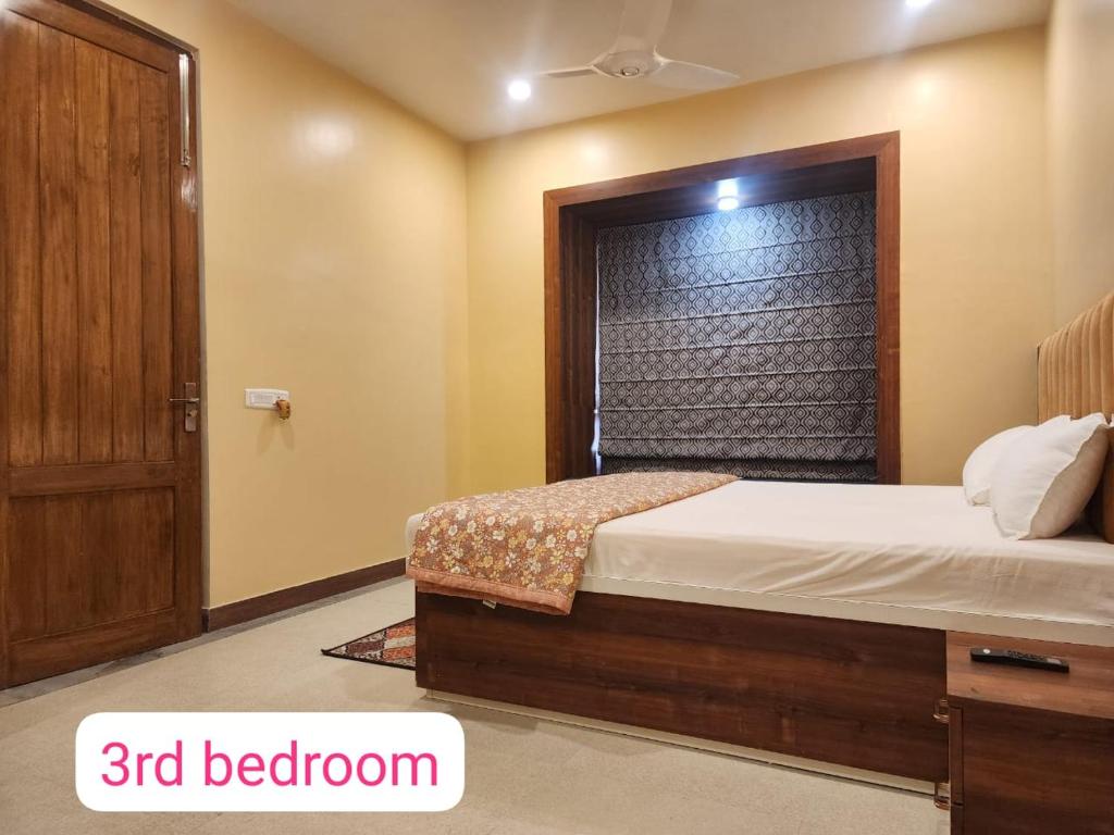 加尔各答Richak Ganges villa的一间卧室配有一张床,一间卧室