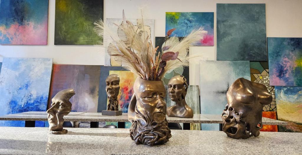 斯克拉斯卡波伦巴Willa Art的一组雕像坐在桌子上