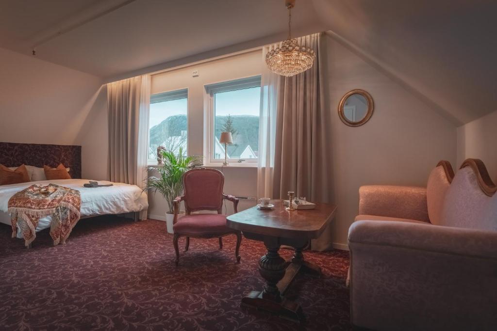 特罗姆瑟Villa Havblikk Tromsø的酒店客房,配有床和沙发